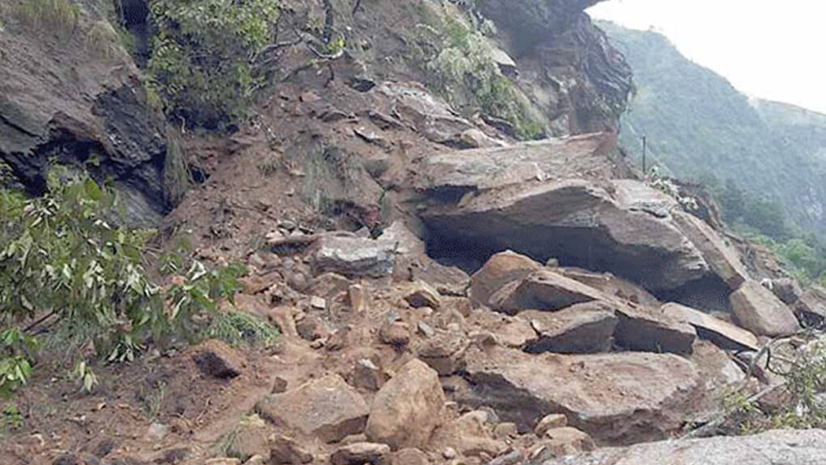 पहिराेले जयपृथ्वी राजमार्ग अवरुद्ध